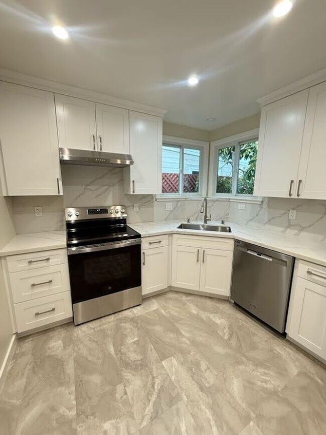 Foto del edificio - Charming 2-Bedroom Home Large Rumpus Room,...