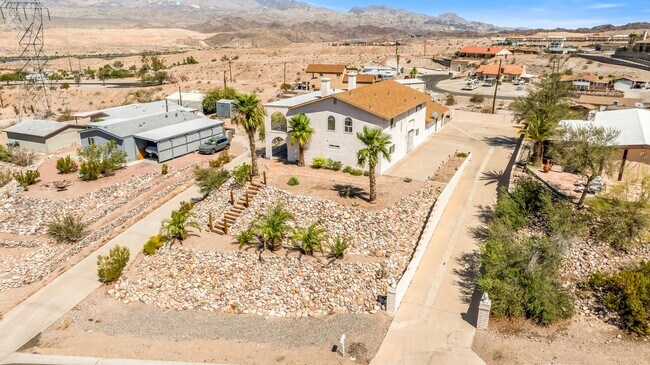 Foto del edificio - One of Kind 3 bed/2.5 bath home with 3 car attached garage located in BHC.