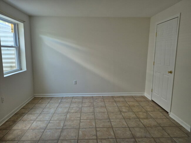 Building Photo - 4 Fieldstone Ct