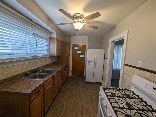 Foto del edificio - 2 Bedroom House on Quiet Street with priva...