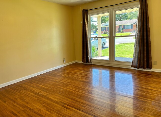 Building Photo - Nice 3 Bedroom Single Family Home! Off-Str...