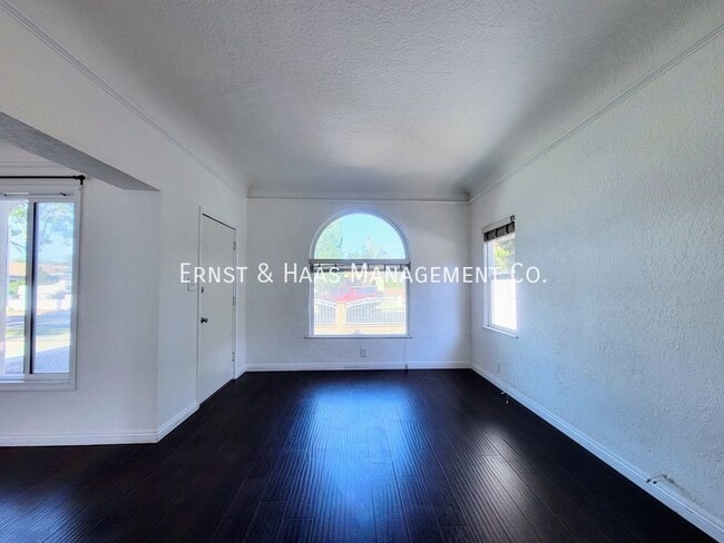 Foto del edificio - 2666 E Madison St