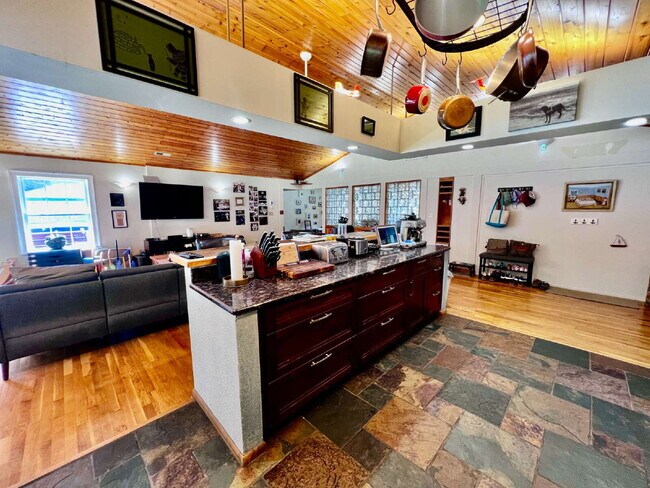 Foto del edificio - Love Where You Live in Lake Shores!