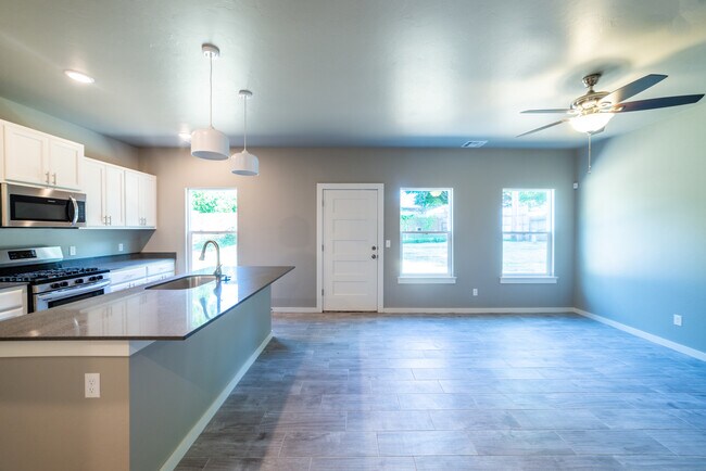 Building Photo - 206 W McArthur Dr