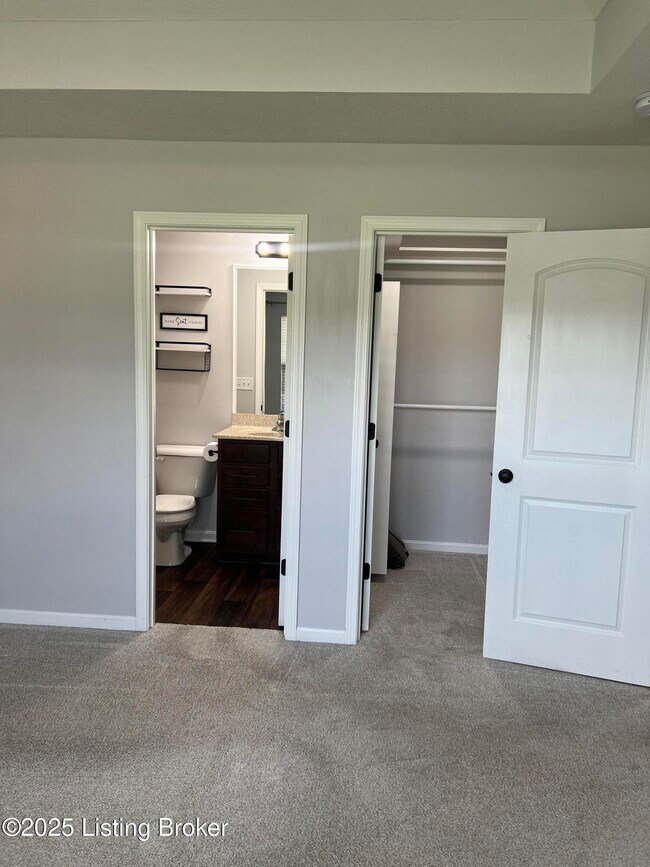 Foto del edificio - 220 Meadowcrest Dr