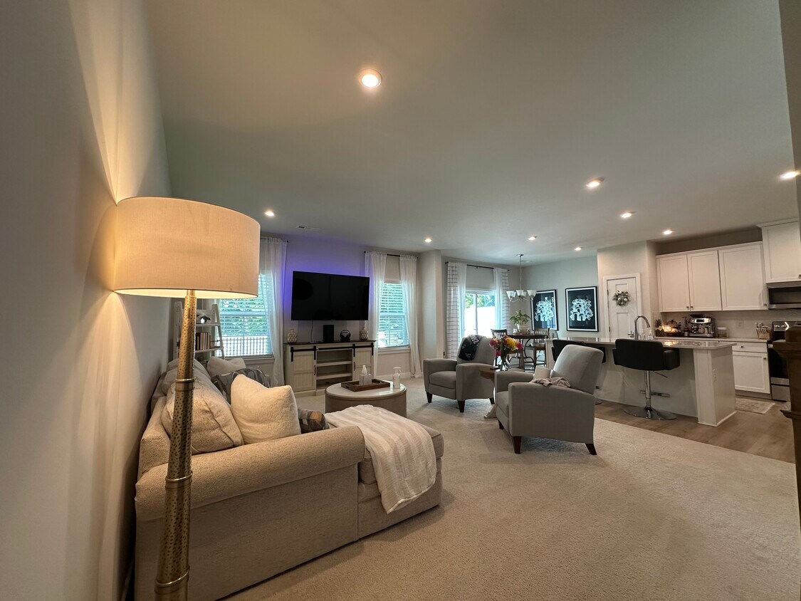 Foto principal - 1349 Crescent Ridge Dr