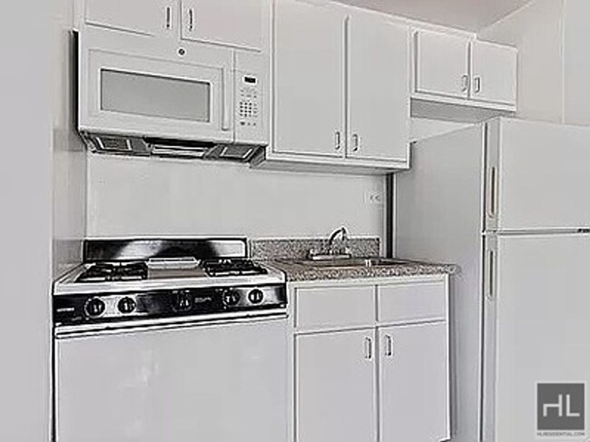 Foto del edificio - BRIGHT, SPACIOUS BAY RIDGE 1BR NEAR R TRAIN