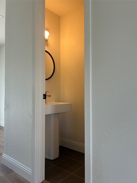 Foto del edificio - 2101 Mistletoe Ave