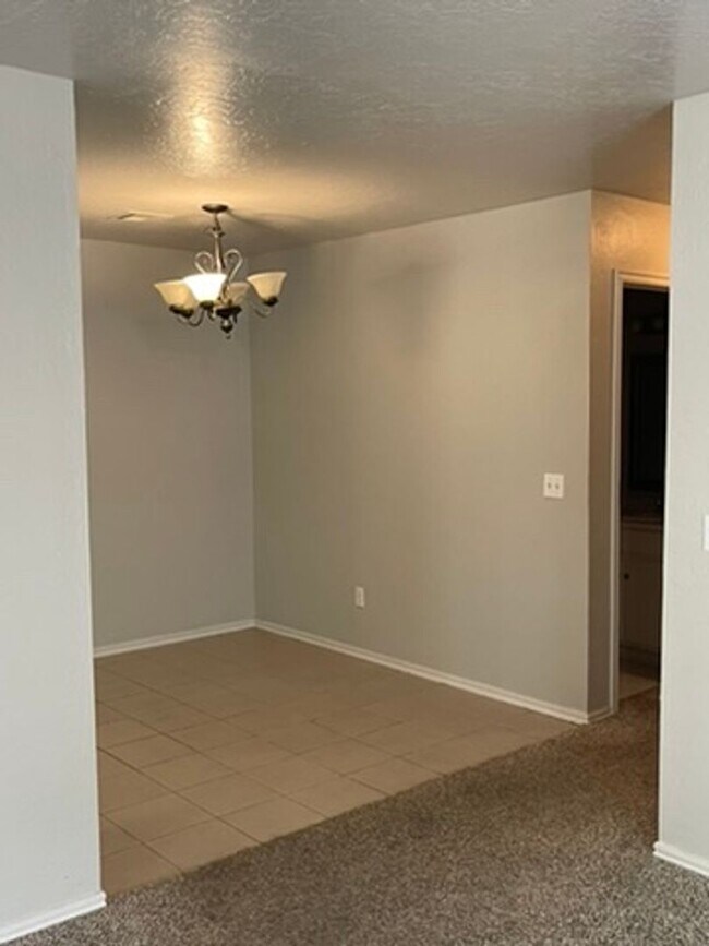 Building Photo - 405 S Greengate Dr