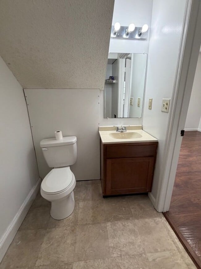 Foto del edificio - 2 Bedroom 1.5 Bath Duplex