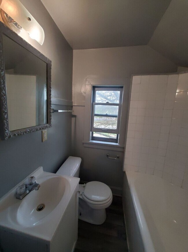 Foto del edificio - 1806-1808 63rd St. (Duplex)