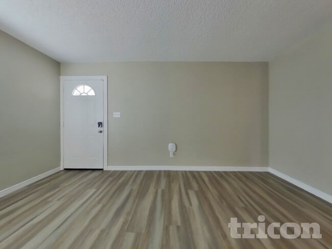 Building Photo - 1205 E Grove Cir