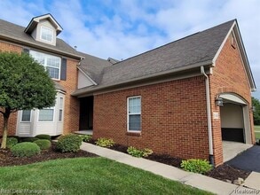 Building Photo - 6146 Lone Oak Cir