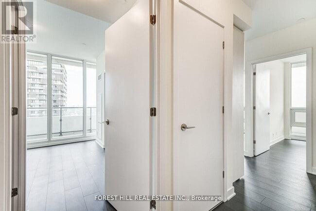 Building Photo - 2221 Yonge St