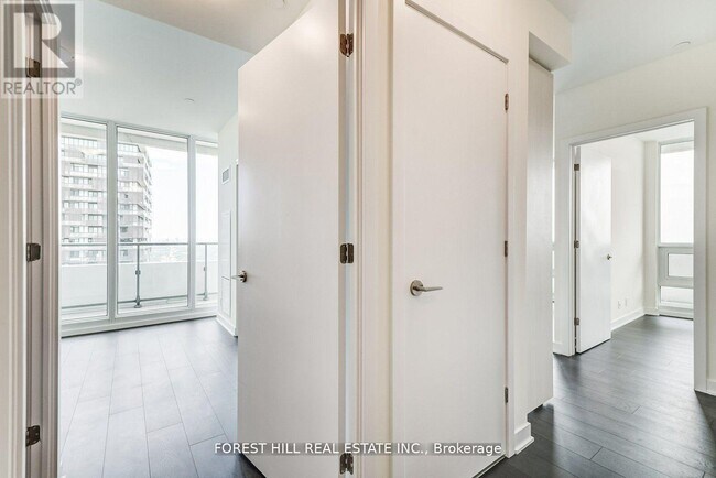 Photo du bâtiment - 2221 Yonge St