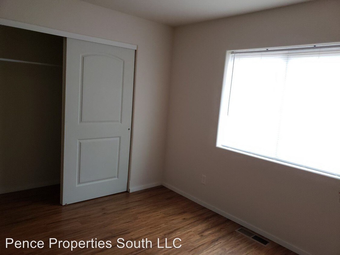 Building Photo - 1122 E Celesta Ave