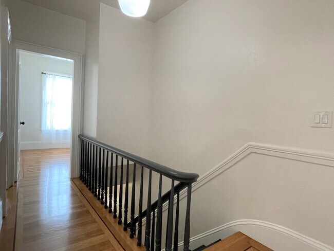 Foto del edificio - 1551 Oakdale Ave