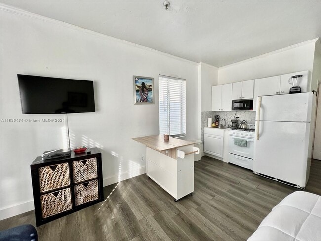 Foto del edificio - 3700 Collins Ave