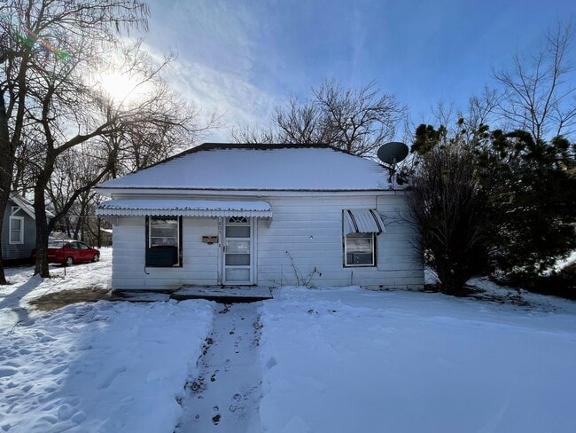 Building Photo - 2 Bed 1 Bath with 1-Car Detached Garage