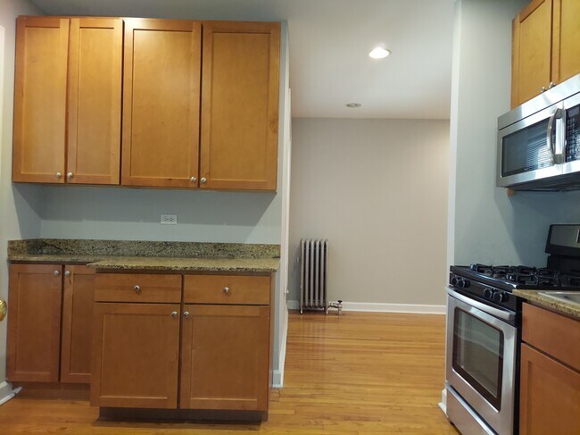 Building Photo - 4550 N Wolcott Ave
