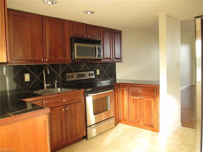 Building Photo - 15110 Ports of Iona Dr