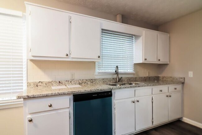 Building Photo - Now Available! 3 bed 2 bath!