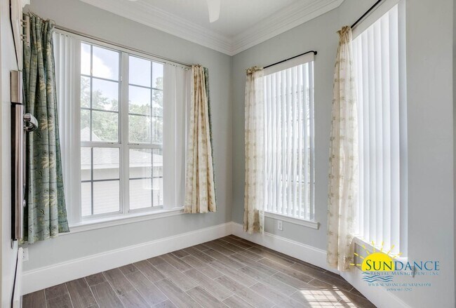 Foto del edificio - Updated Waterfront Townhome with Incredible Features and Boat & Jet Ski Lifts!