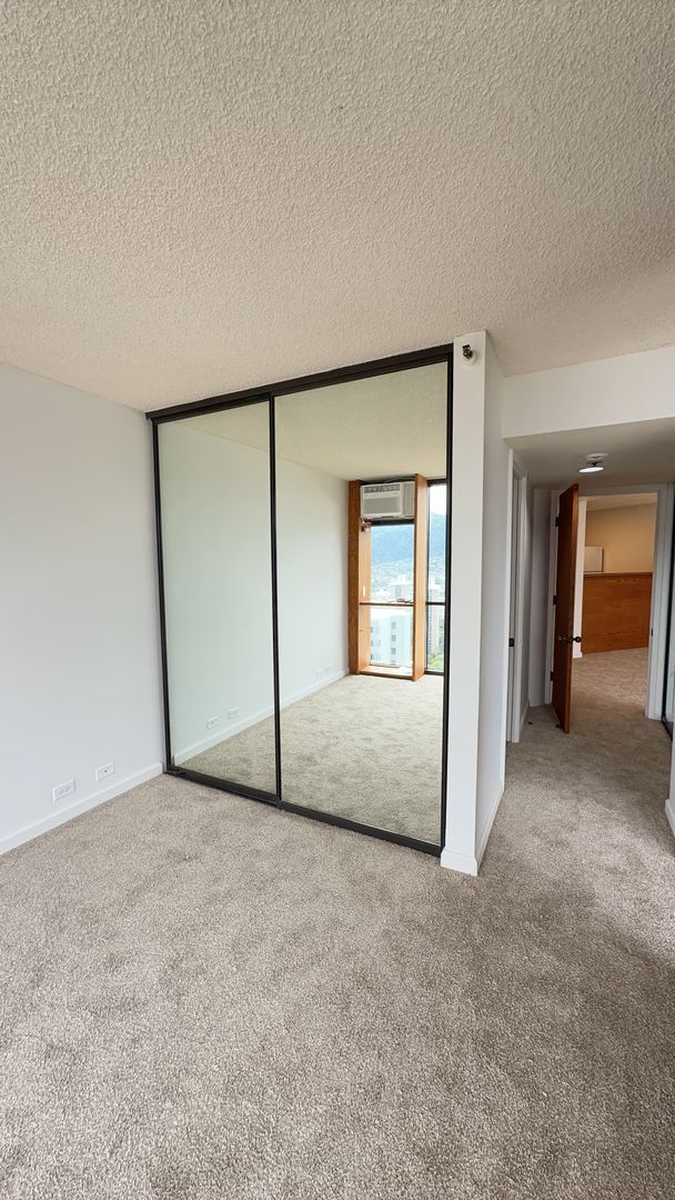Foto del edificio - $2000 1BR/1BA, 1 Covered PKG, in the heart of Honolulu.