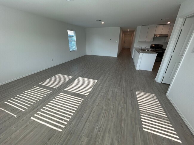 Foto del edificio - *MOVE IN SPECIAL* Modern 4-Bedroom Living with Community Pool Access!