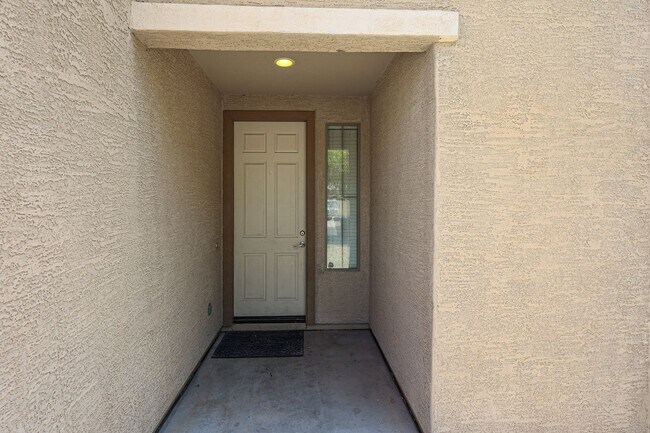 Foto del edificio - Welcome to this spacious 4 bedroom, 2.5 ba...