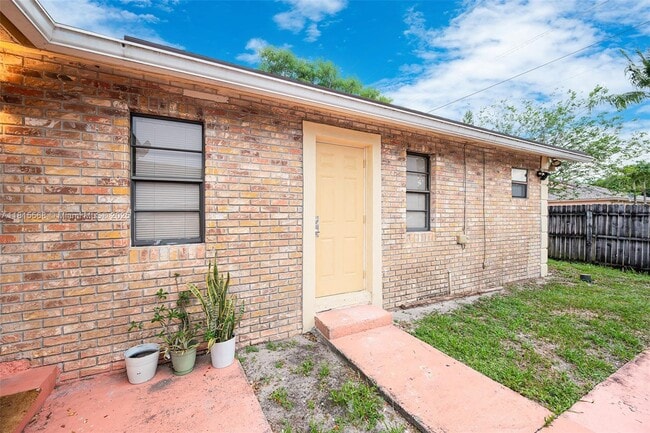 Foto del edificio - 2420 NW 22nd Rd