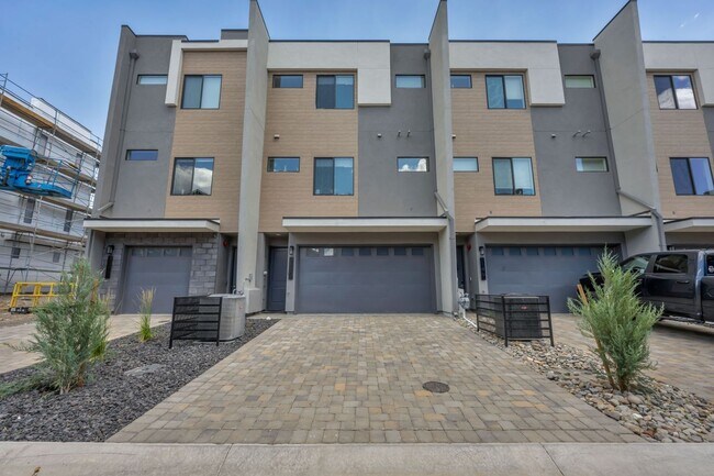 Foto del edificio - Fully Furnished Modern Townhome with utilities included and flexible lease options available