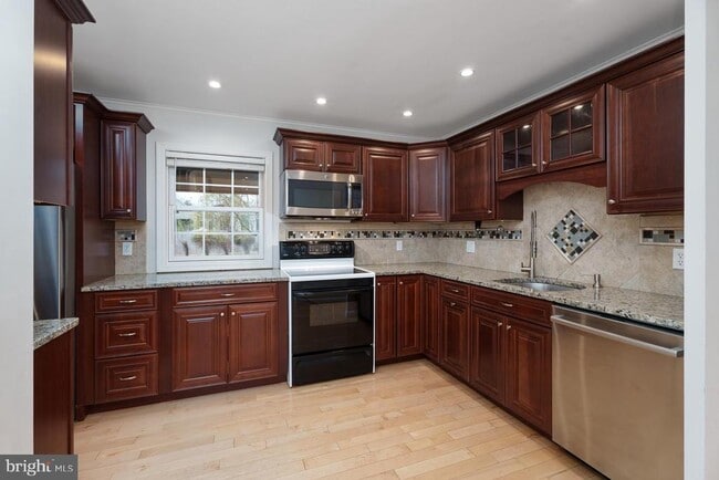 Building Photo - 384 Walnut Ln