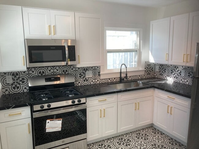 Interior Photo - 5139 Melrose Avenue