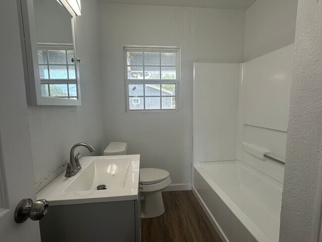 Building Photo - Ready for move in