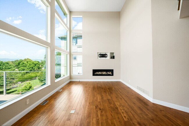 Building Photo - Luxury 6BD, 5BA Recently Remodeled Littlet...