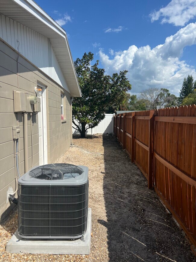 Foto del edificio - 10910 Rexdale Ave