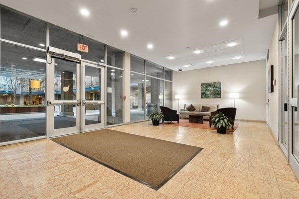 Building Photo - 77 Pond Ave