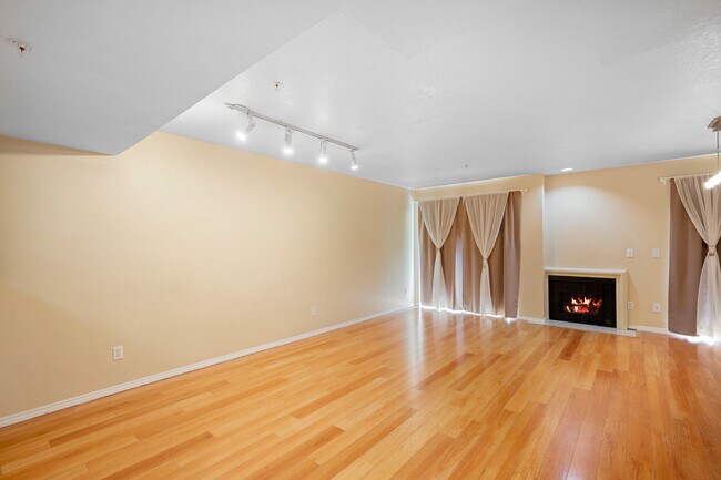 Building Photo - 422 Hawthorne St