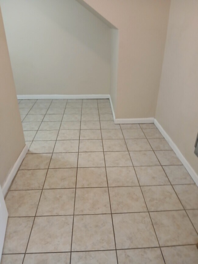 Building Photo - 510 S Poplar St