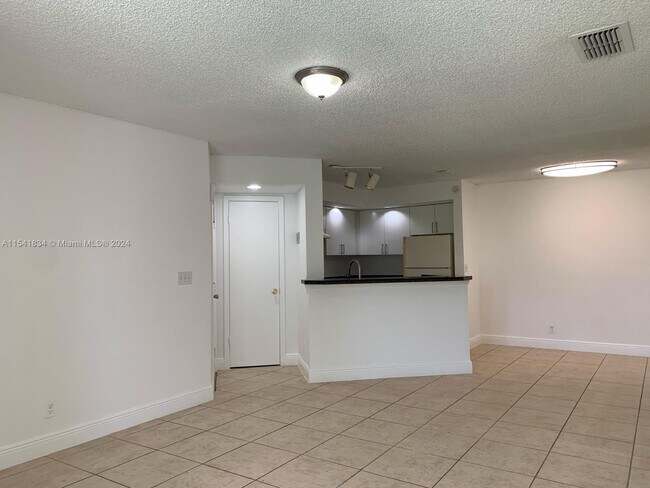 Foto del edificio - 3380 Pinewalk Dr N