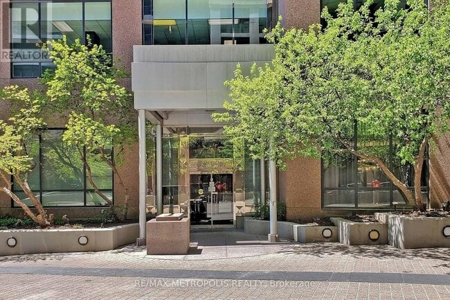 Building Photo - 7 Carlton St.