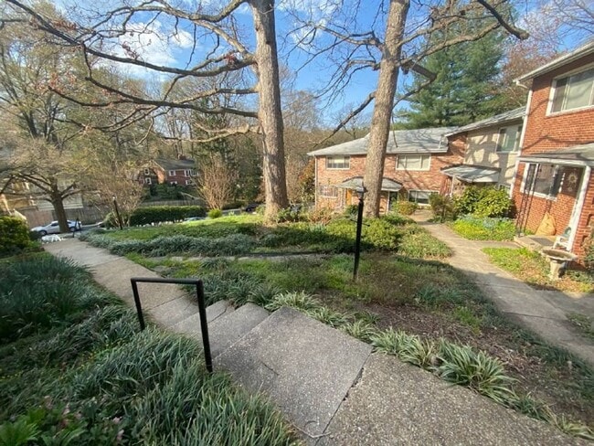 Building Photo - A spacious two bedroom, one and one half bath condo townhouse located in the northern section of ...