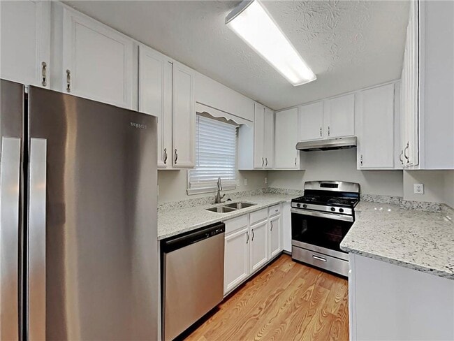 Building Photo - 383 Robin Hood Dr