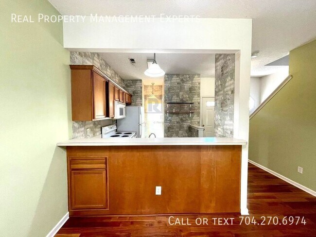 Building Photo - Nice 2BR/2.5BA Townhouse in Towne Meadows ...