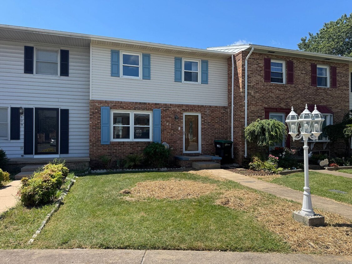 Primary Photo - Gorgeous 2 BR Townhouse in New Market!