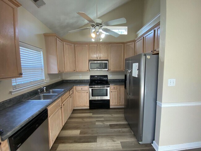 Foto del edificio - Spacious 4-Bedroom End-Unit Condo in Virgi...