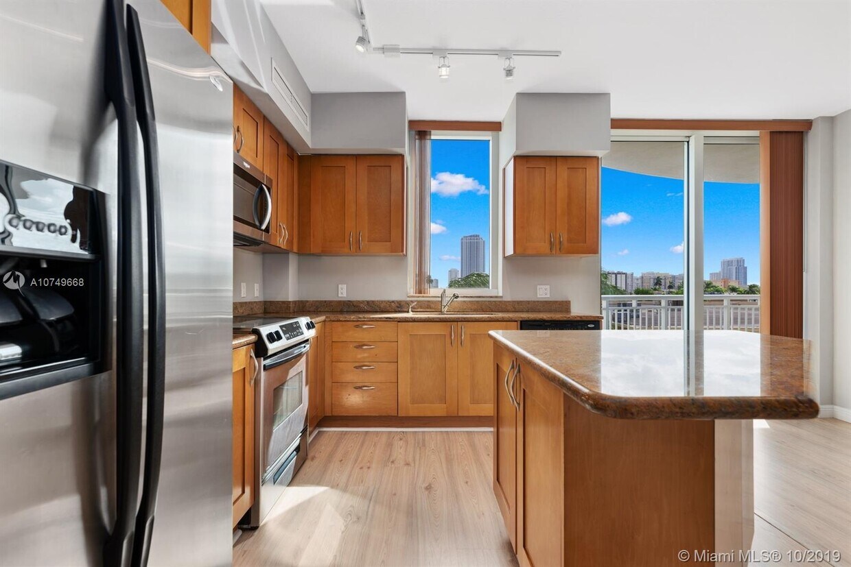 Foto principal - 1755 E Hallandale Beach Blvd