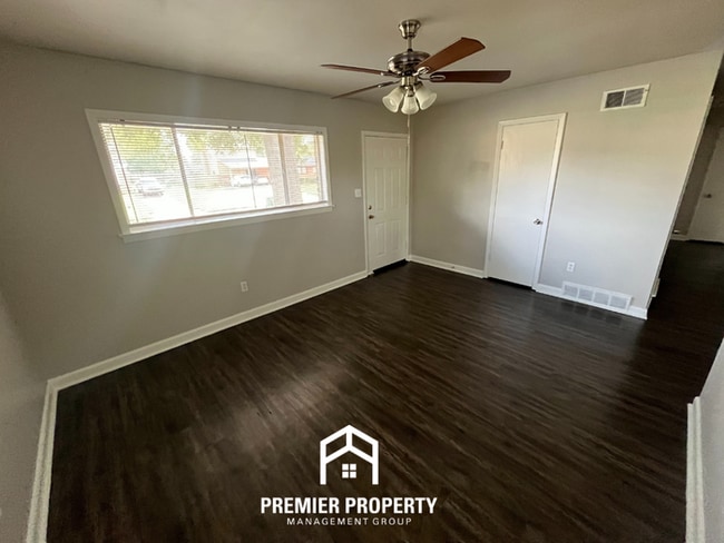 Photo - 4637 Newton Dr House