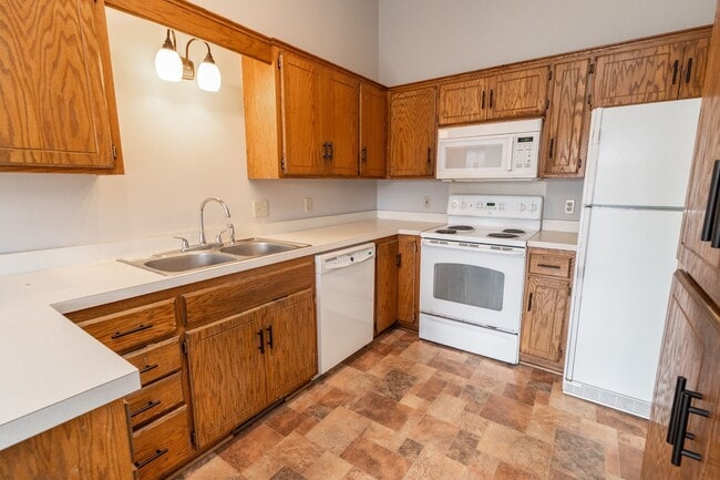 Building Photo - Lovely 3 Bedroom 2 Bath Townhome in Apple ...